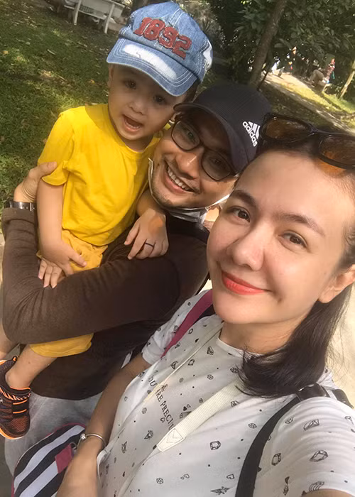 Vợ chồng sao Việt Huỳnh Đông - Ái Châu đưa con trai đi chơi công viên.