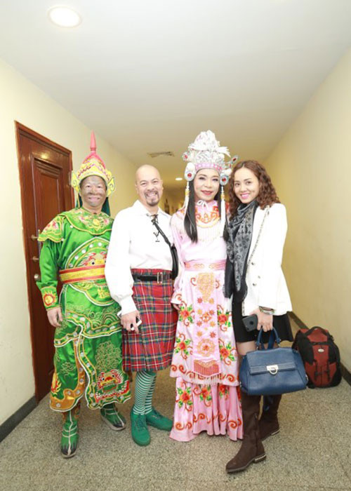 Hình ảnh "cô Đẩu" của Công Lý tươi rói ở hậu trường Táo quân 2018. Ảnh: Dân Việt