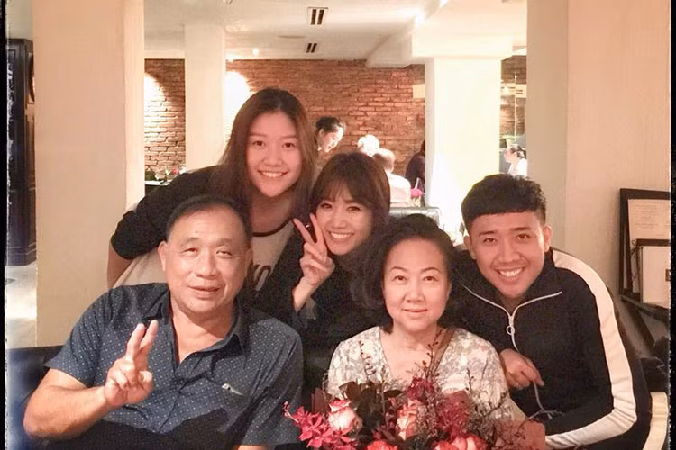 Hình ảnh Hari Won tươi rói mừng sinh nhật của mẹ chồng.