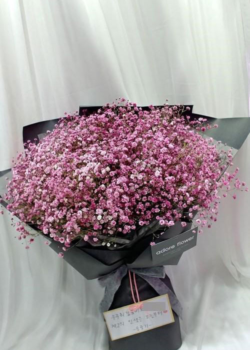 Gần đây, kỷ niệm 100 ngày cưới, Song Joong Ki tặng bó hoa cho vợ kèm lời nhắn ngọt ngào: "Người đẹp nhất vũ trụ. Cuộc đời thứ 2 bắt đầu từ hôm nay".