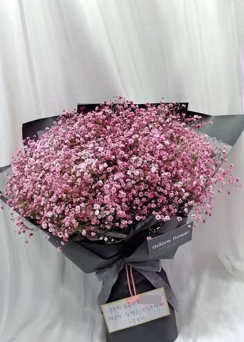 Gần đây, kỷ niệm 100 ngày cưới, Song Joong Ki tặng bó hoa cho vợ kèm lời nhắn ngọt ngào: "Người đẹp nhất vũ trụ. Cuộc đời thứ 2 bắt đầu từ hôm nay".