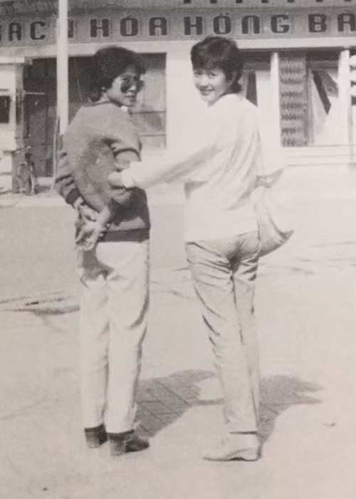 Minh Vượng nhớ ngày vóc dáng còn thon gọn bên diễn viên Minh Hoà tại Hải Phòng vào năm1984.