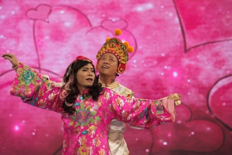 Hình ảnh Bắc Đẩu tình tứ bên Thiên Lôi trong Táo Quân 2015. Ảnh: Saostar