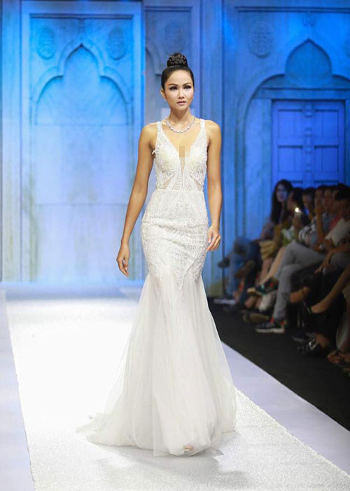 Hình ảnh H'hen Niê tự tin sải bước trên sàn catwalk trước khi đăng quang ngôi vị hoa hậu.