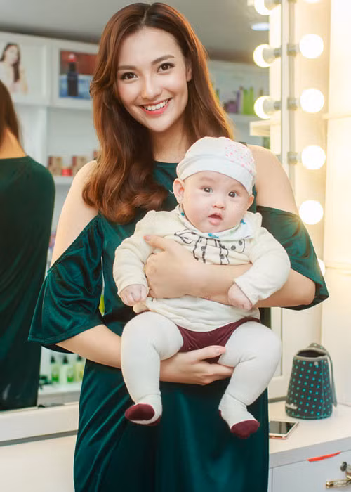 Hồng Quế nổi tiếng từ khi còn rất trẻ và được kỳ vọng sẽ có thứ hạng cao tại các cuộc thi nhan sắc. Tuy nhiên bất ngờ người đẹp rẽ hướng, quyết định trở thành bà mẹ đơn thân ở tuổi rực rỡ nhất. Hiện tại, nữ người mẫu Việt này sống ở nhà mẹ đẻ cùng con gái và bán hàng online để kiếm thêm thu nhập.