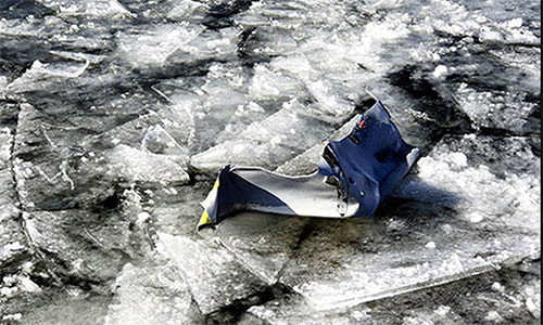 Một bộ phận được cho là của tiêm kích F-16 sau khi phi công ném thùng nhiên liệu xuống hồ Ogawara. Ảnh: Asahi Shimbun