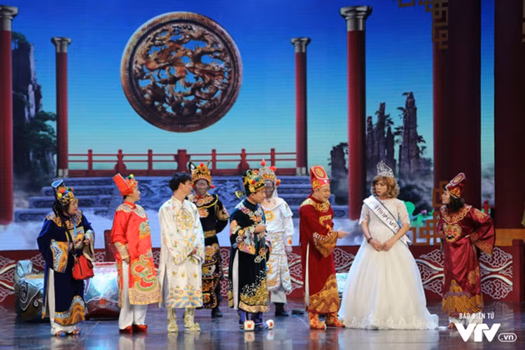 Trong buổi ghi hình đầu tiên, Công Lý còn diện váy trắng bồng bềnh, đội vương miện. Ảnh: VTV