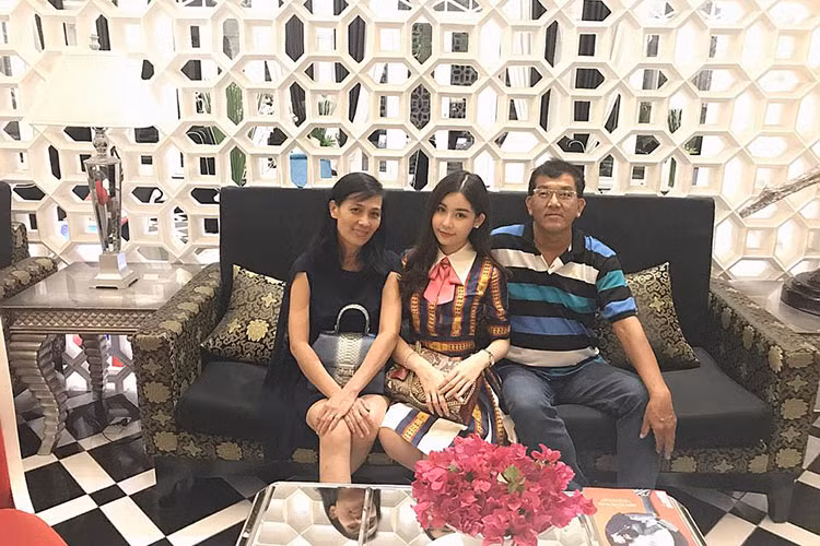 Hình ảnh Ngân Anh bên bố mẹ trong tiệc sinh nhật.