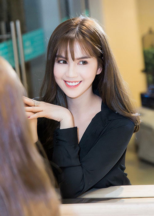 Ngọc Trinh sở hữu gương mặt xinh đẹp, vóc dáng nuột nà, làn da trắng ngần.