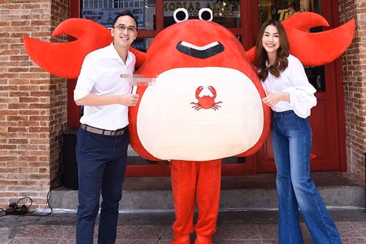 Cùng chọn áo sơ mi trắng, Tăng Thanh Hà sành điệu với thiết kế tay áo bồng còn Louis Nguyễn điển trai với thiết kế cổ điển. Ảnh: FBNV