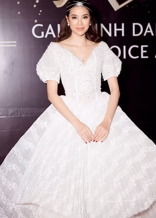 Nếu như Hoa hậu H’hen Niê đầy cá tính với vest đen thì Hoa hậu Phạm Hương lại xinh đẹp như nàng công chúa.