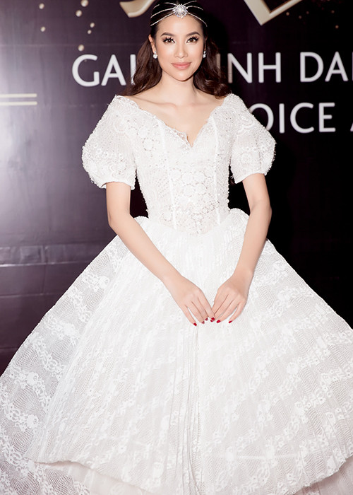 Nếu như Hoa hậu H’hen Niê đầy cá tính với vest đen thì Hoa hậu Phạm Hương lại xinh đẹp như nàng công chúa.