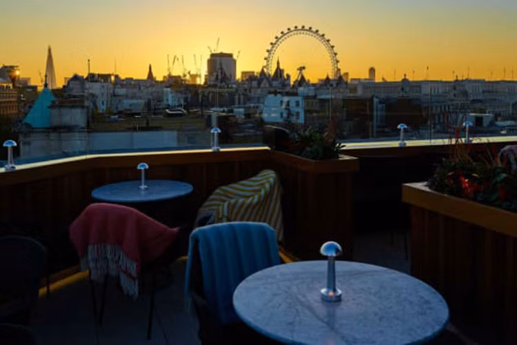 3. “Đừng quên bàn chải đánh răng của bạn” ở London: Khách sạn Trafalgar St. James và nhà hàng Dining Rooms sẽ cung cấp thực đơn gồm 4 món hấp dẫn. Đó có thể là những món ăn lấy cảm hứng từ Trung Đông như cà tím với lựu và cá hồi nướng. Và ý tưởng “Đừng quên bàn chải đánh răng của bạn” với ngụ ý rằng nếu cặp đôi nào dùng bữa tối vào ngày 14.2 sẽ có cơ hội được ở lại một trong những căn phòng chất lượng hàng đầu. Giá: 63$/ người