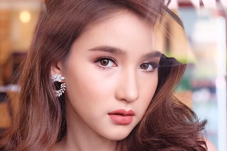 Yoshi hoạt động trong làng giải trí Thái Lan với vai trò người mẫu quảng cáo, diễn viên.