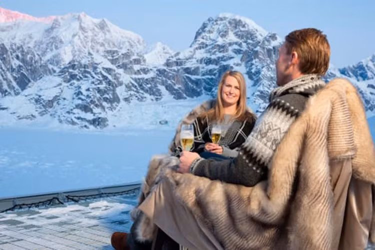 4. Thưởng thức cái lạnh ở Alaska: Nếu bạn muốn tìm đến một nơi xa xôi hoàn toàn tách biệt với Facebook hay Tweets thì Alaska là địa điểm lý tưởng. Biệt thự Sheldon ở vườn Quốc gia Denali nằm ở độ cao gần 6.000 mét, có nghĩa là trực thăng là cách duy nhất vào và ra. Các trải nghiệm bao gồm trượt tuyết, trượt băng, câu cá. Giá trọn gói bao gồm cả ăn uống, spa và phương tiện đi lại.