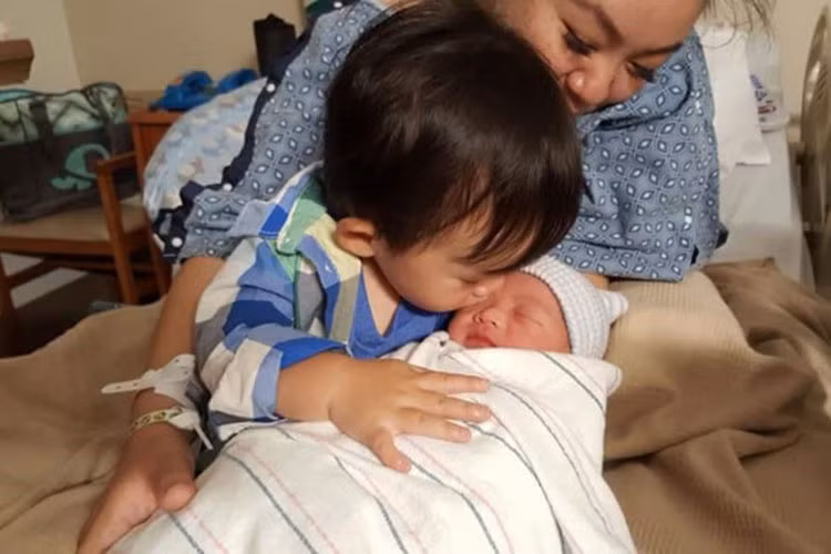 Tháng 6/2017, vợ chồng Xuân Mai chào đón cậu con trai thứ hai. Chính mẹ của nữ ca sĩ khuyên con gái nên sinh thêm con. Ảnh: Zing