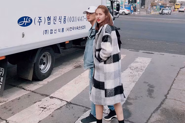 Linh Chi tâm sự về mối quan hệ với Lâm Vinh Hải: “Tình yêu là điều kỳ diệu, nó khiến hai trái tim hòa nhịp cùng nhau, thông cảm và chia sẻ cho nhau. Dù không biết cái kết của hai chuyện tình này sẽ đi đến đâu nhưng sau tất cả, cái đích cuối cùng mà họ hướng đến chính là hạnh phúc. Điều đó đơn giản chỉ là cùng nhau có cái Tết ngọt ngào, có một ngày Valentine ấm áp bên nhau hay là cùng đưa nhau đi trốn, nơi thế giới chỉ dành riêng cho hai người mà thôi”.