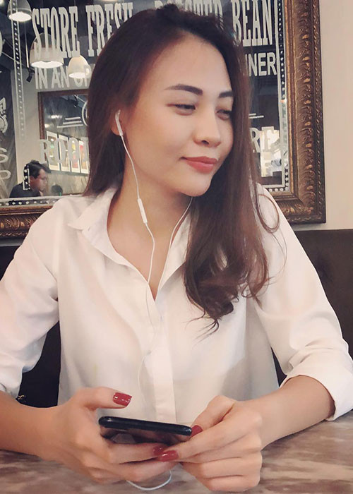 Hình ảnh Đàm Thu Trang tươi tắn, xinh như hoa được chia sẻ trên trang cá nhân của nữ ca sĩ.