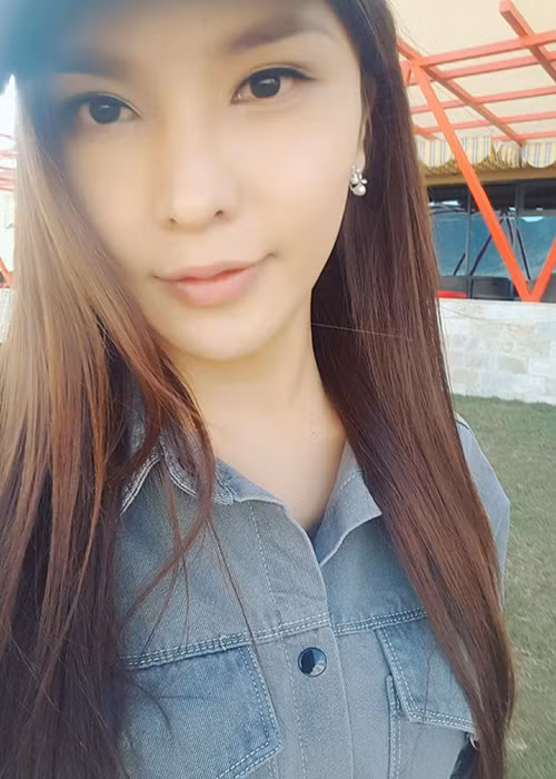 Người đẹp chuyển giới đến từ Mông Cổ trang điểm nhẹ nhàng nhưng vẫn hút ánh nhìn. Hiện, Solongo cùng các thí sinh khác vừa trải qua phần thi tài năng và trình diễn trang phục dân tộc.