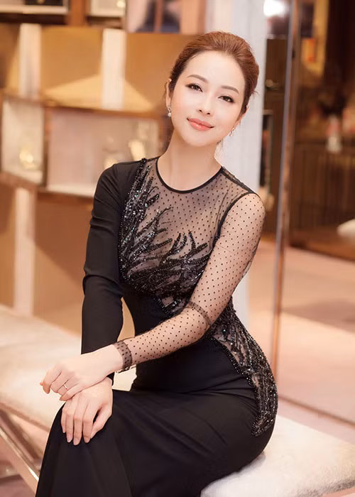 Xuất hiện trong chương trình với vai trò MC, Jennifer Phạm luôn gây chú ý bởi nhan sắc xinh đẹp.