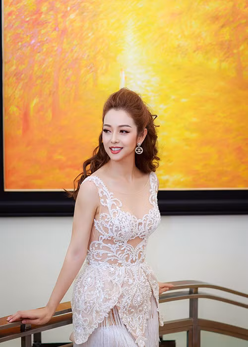 Dù đã trải qua 3 lần sinh nở nhưng nữ MC sinh năm 1985 vẫn giữ được vóc dáng thon gọn.