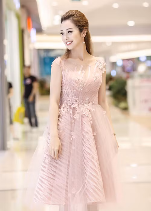 Nhan sắc mặn mà của Jennifer Phạm khi đã bà mẹ của 3 nhóc tì: 2 trai, 1 gái.