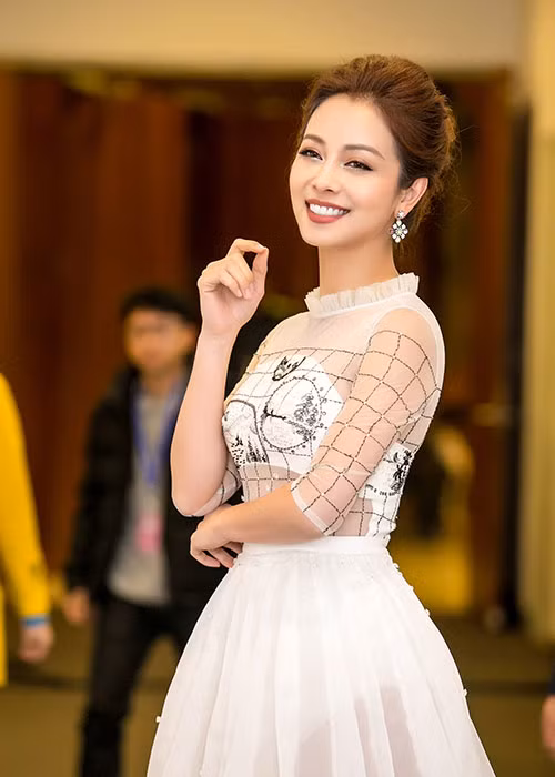 Người đẹp Jennifer Phạm luôn cố gắng tránh ồn ào, thi phị. Cô chỉ chú tâm cho công việc và chăm lo gia đình.
