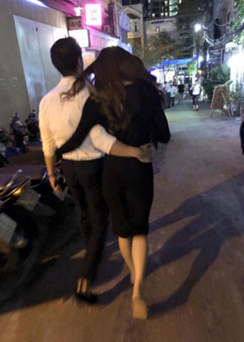 Cặp đôi trai tài gái sắc tỏ ra khá thỏa mái khi thể hiện tình cảm trước đám đông. Ảnh: Khám phá