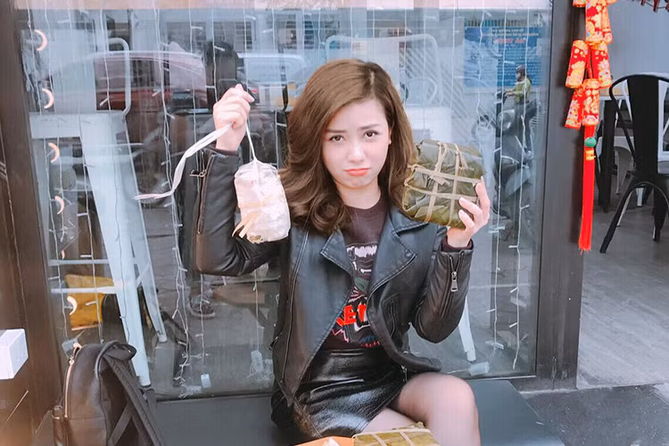 Dương Hoàng Yến hài hước chia sẻ: “Ai mua bánh chưng giò ủng hộ em có cái Tết ấm no với các bác ơi. Em đói quá từ sáng giờ chưa có gì vào bụng”.