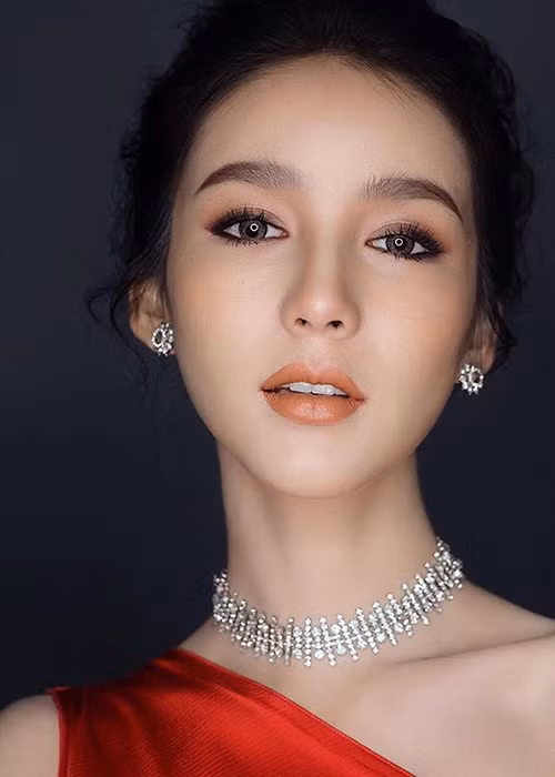 Đăng quang Hoa hậu Chuyển giới Thái Lan 2017, Yoshi Rinrada Thurapan tiếp tục gây chú ý khi đang tham gia cuộc thi Hoa hậu Chuyển giới Quốc tế 2018.