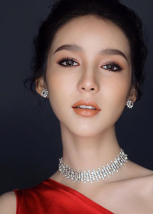 Đăng quang Hoa hậu Chuyển giới Thái Lan 2017, Yoshi Rinrada Thurapan tiếp tục gây chú ý khi đang tham gia cuộc thi Hoa hậu Chuyển giới Quốc tế 2018.