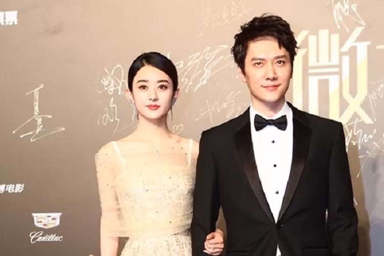 Cặp đôi đã bị bắt gặp sống chung. Tuy nhiên, Triệu Lệ Dĩnh và Phùng Thiệu Phong vẫn một mực phủ nhận tin đồn hẹn hò. Ảnh: Sina