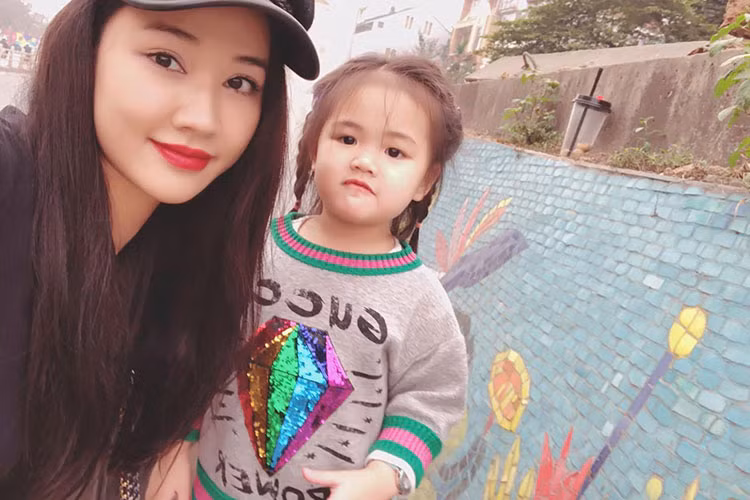 Maya khoe khoảnh khắc bình yên bên con gái.