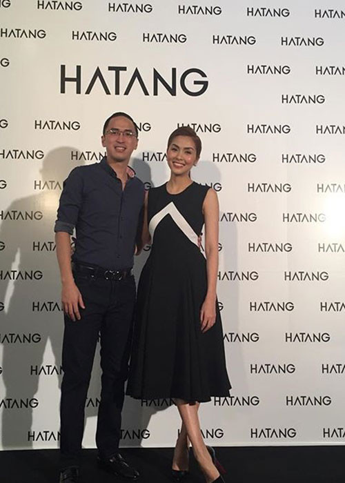 Tại buổi khai trương cửa hàng thời trang mang tên mình, Tăng Thanh Hà diện váy tông đen. Có mặt tại sự kiện, Louis Nguyễn chọn set đồ cùng tông màu với trang phục của vợ. Ảnh: FBNV