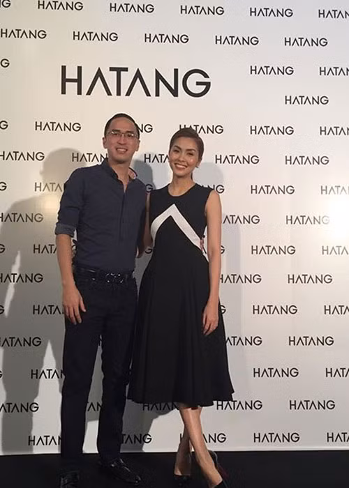 Tại buổi khai trương cửa hàng thời trang mang tên mình, Tăng Thanh Hà diện váy tông đen. Có mặt tại sự kiện, Louis Nguyễn chọn set đồ cùng tông màu với trang phục của vợ. Ảnh: FBNV