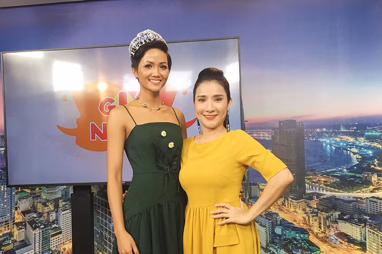  Tân Hoa hậu Hoàn vũ Việt Nam H'hen Niê là một trong những mỹ nhân Việt hiếm hoi đoạt vương miện cuộc thi nhan sắc khi để tóc tém.