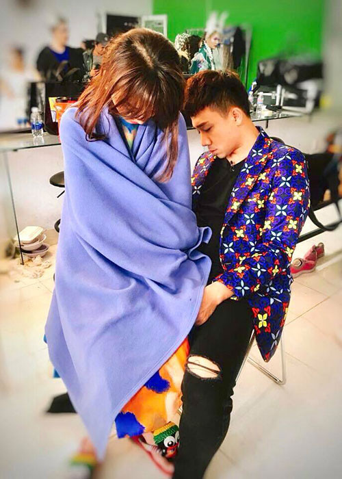 Khoảnh khắc Trấn Thành và Hari Won ngủ gục bên nhau trong lúc chờ quay hình.