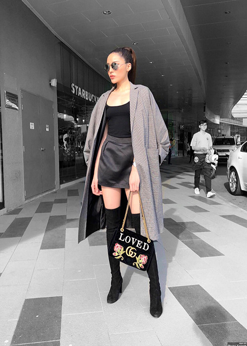 Người đẹp gốc Nam Định chọn trang phục, phụ kiện phù hợp với vóc dáng và gương mặt của mình. Ảnh: FBNV