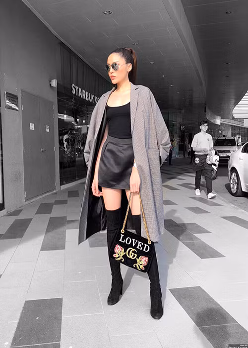 Người đẹp gốc Nam Định chọn trang phục, phụ kiện phù hợp với vóc dáng và gương mặt của mình. Ảnh: FBNV