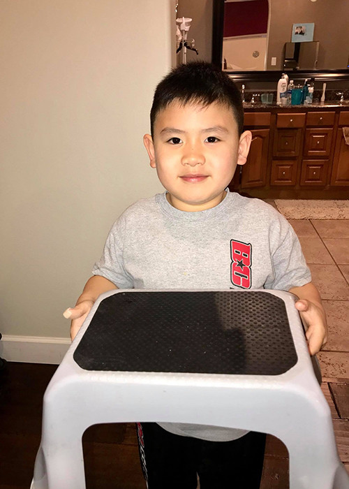 Dù mới chỉ 6 tuổi nhưng con trai út của Bằng Kiều đã biết lo lắng cho mẹ.