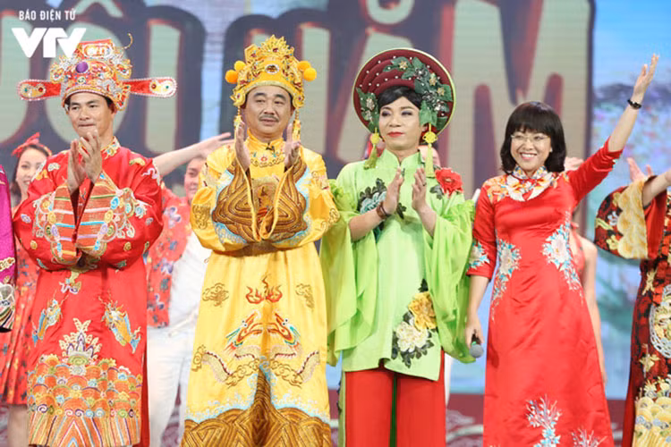 Công Lý kết hợp bộ trang phục khá sặc sỡ với chiếc mấn đội đầu. Ảnh: VTV