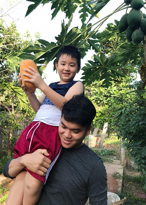 Chồng trẻ của Lê Phương còn hết mực cưng chiều con trai riêng của vợ - bé Cà Pháo.