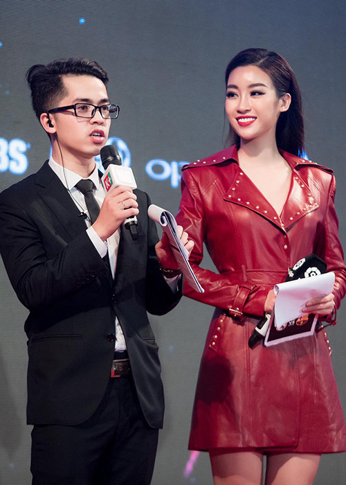 Đỗ Mỹ Linh cũng thử sức làm MC. Trước mỗi sự kiện, cô đều có sự chuẩn bị kỹ lưỡng.