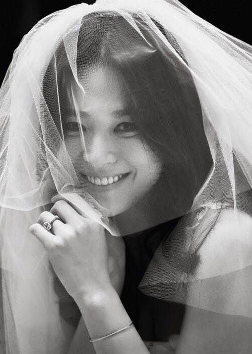 Ở tuổi 37, nữ diễn viên phim "Hậu duệ của mặt trời" đã tìm được bến đỗ hạnh phúc bên ông xã. Ảnh: Hankooki