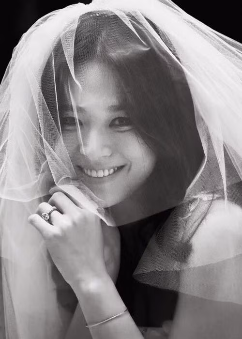 Ở tuổi 37, nữ diễn viên phim "Hậu duệ của mặt trời" đã tìm được bến đỗ hạnh phúc bên ông xã. Ảnh: Hankooki