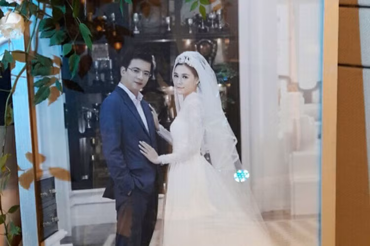 BTV Quang Minh làm đám cưới với nhà văn Linh Lê vào tháng 9/2017. Ảnh: Zing