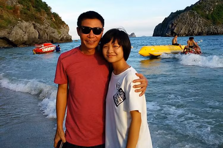 Hình ảnh Công Lý tươi rói bên con gái trong một chuyến đi biển.