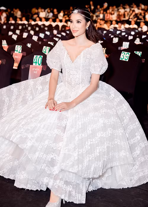 Phạm Hương chọn chiếc váy có kiểu dáng cổ thuyền xẻ sâu, kết hợp phần thân dưới xếp lớp bồng bềnh.