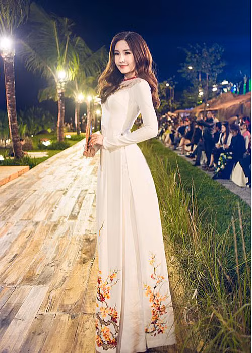 Dù được minh oan vụ đấu giá áo dài nhưng cô vẫn không tránh khỏi bị tai tiếng.