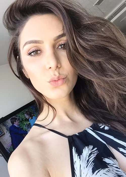 Sau khi chuyển giới, Izabele sở hữu gương mặt xinh đẹp cùng vóc dáng quyến rũ.